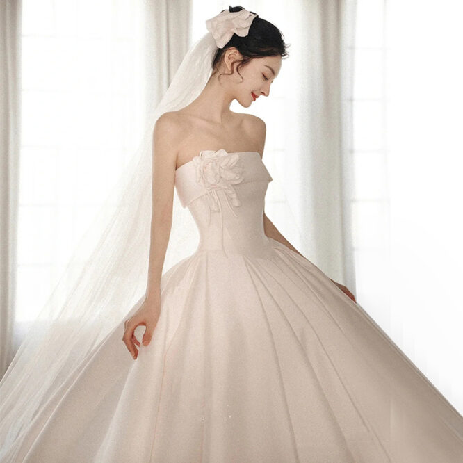 A Strapless Dress With A Big Train - Image 3