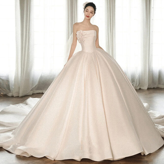 A Strapless Dress With A Big Train - Image 6