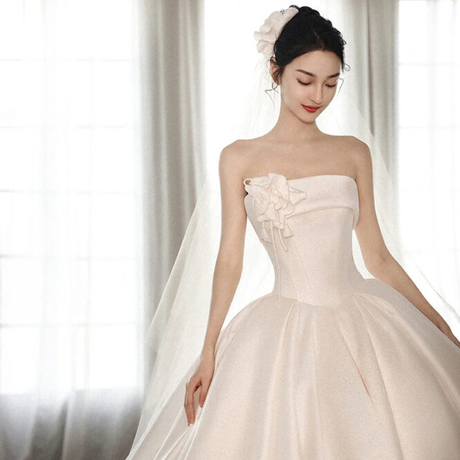 A Strapless Dress With A Big Train - Image 5
